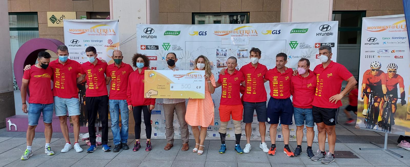 La vuelta ciclista del Movimiento Ultreya dona 500 euros a Cáritas Huesca